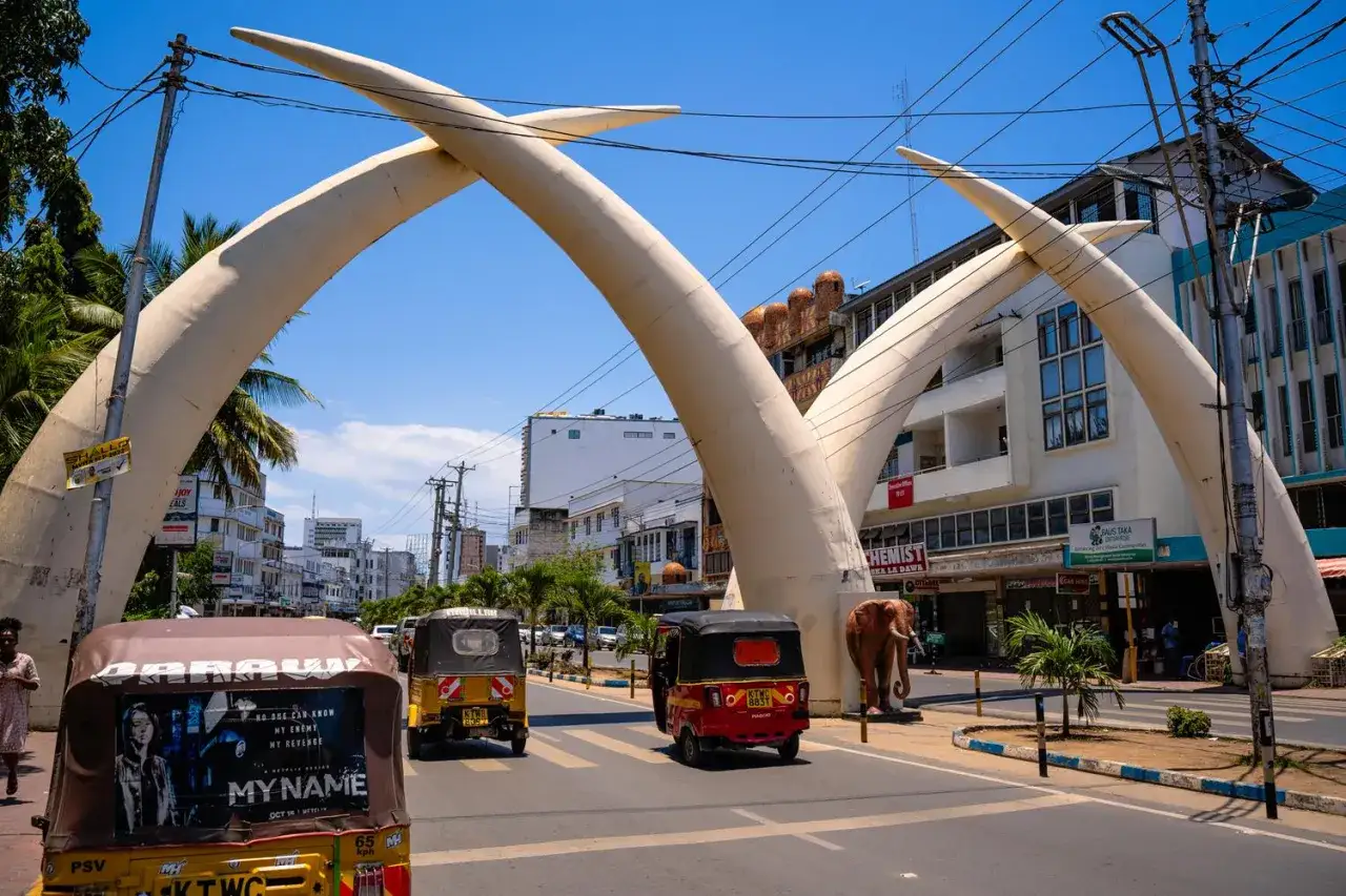 Słonie z Mombasa witają podróżnych. Tuk-tuki przemierzają ulice miasta, pod gigantycznymi ciosami.