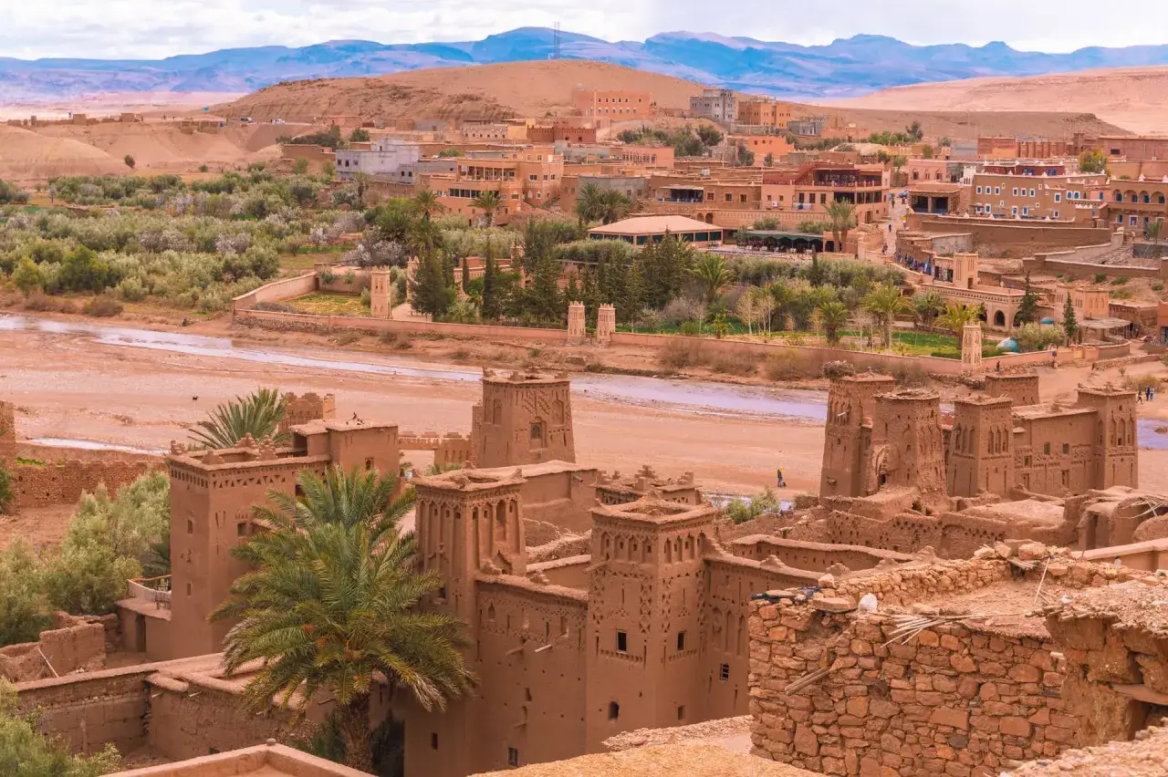Malownicze maroko na własną rękę: gliniane kasby Ait Ben Haddou, palmy i pustynny krajobraz.