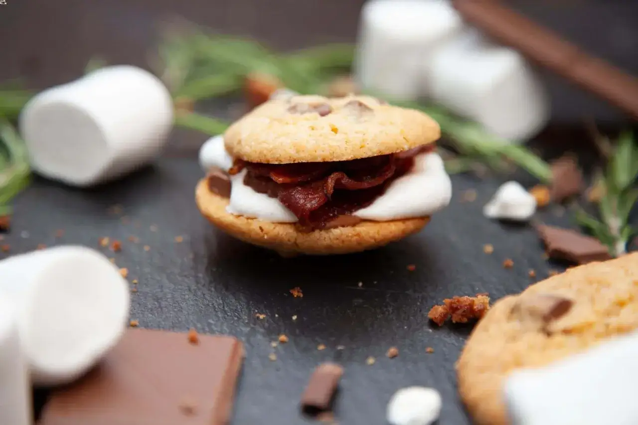 Smores Cookies: Ein süßer Traum mit Schokolade, Marshmallows und knusprigem Speck.
