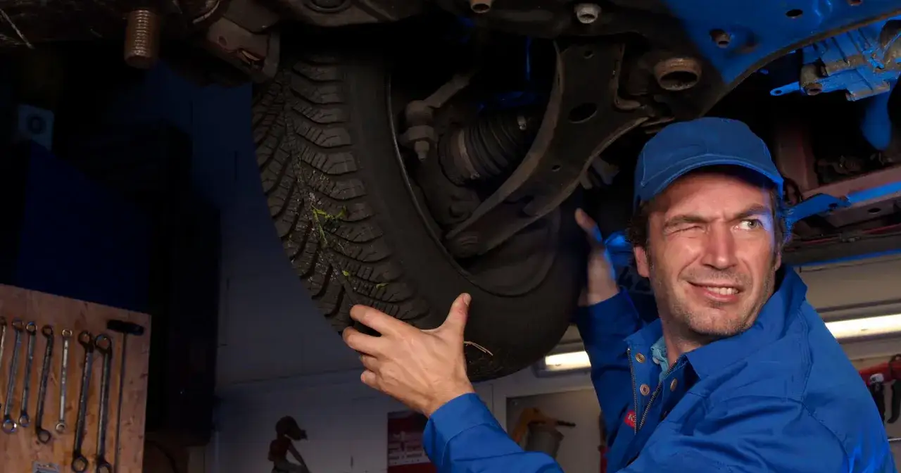 Mechanik samochodowy diagnozujący usterkę