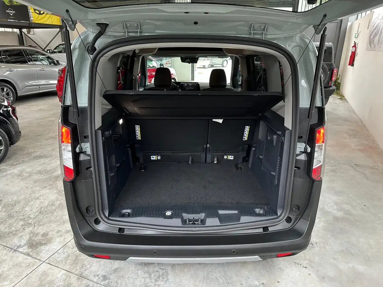 Bagagliaio aperto del Ford Tourneo Courier, che mostra le sue generose dimensioni interne e la versatilità per il carico.