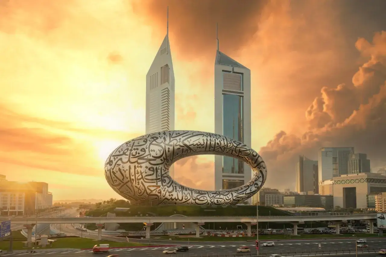 Museo del Futuro en Dubai, una maravilla de la ingenier&iacute;a estructural, con su dise&ntilde;o futurista y caligraf&iacute;a &aacute;rabe, se alza contra un cielo crepuscular.
