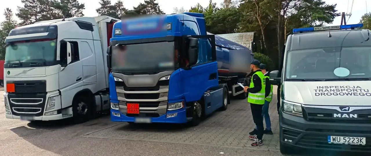 Kontrola drogowa: ciężarówki z oznakowaniem towarów niebezpiecznych w ograniczonych ilościach. Inspekcja Transportu Drogowego sprawdza zgodność.