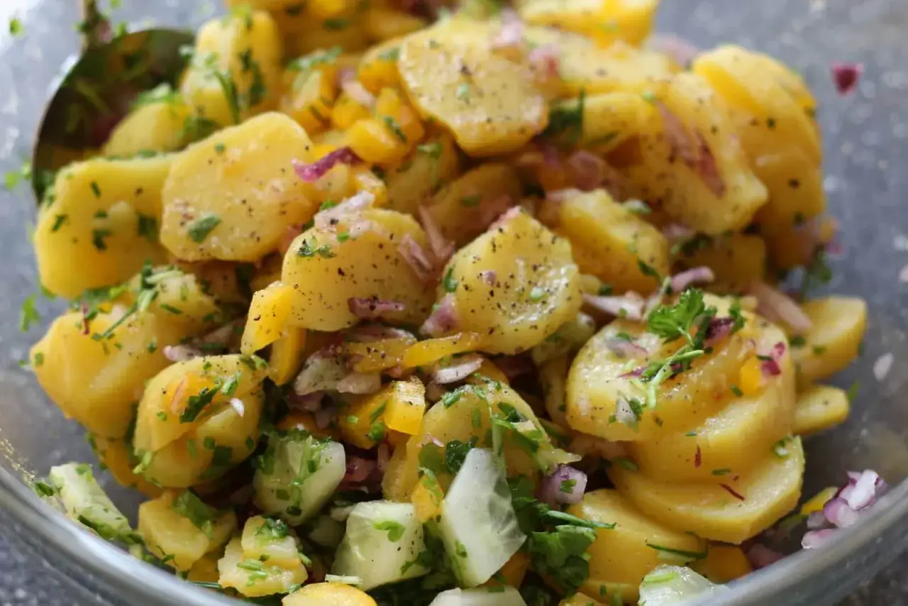 Kartoffelsalat mit Gurken, Zwiebeln und Kräutern. Perfekt für die Frage: was koche ich heute?