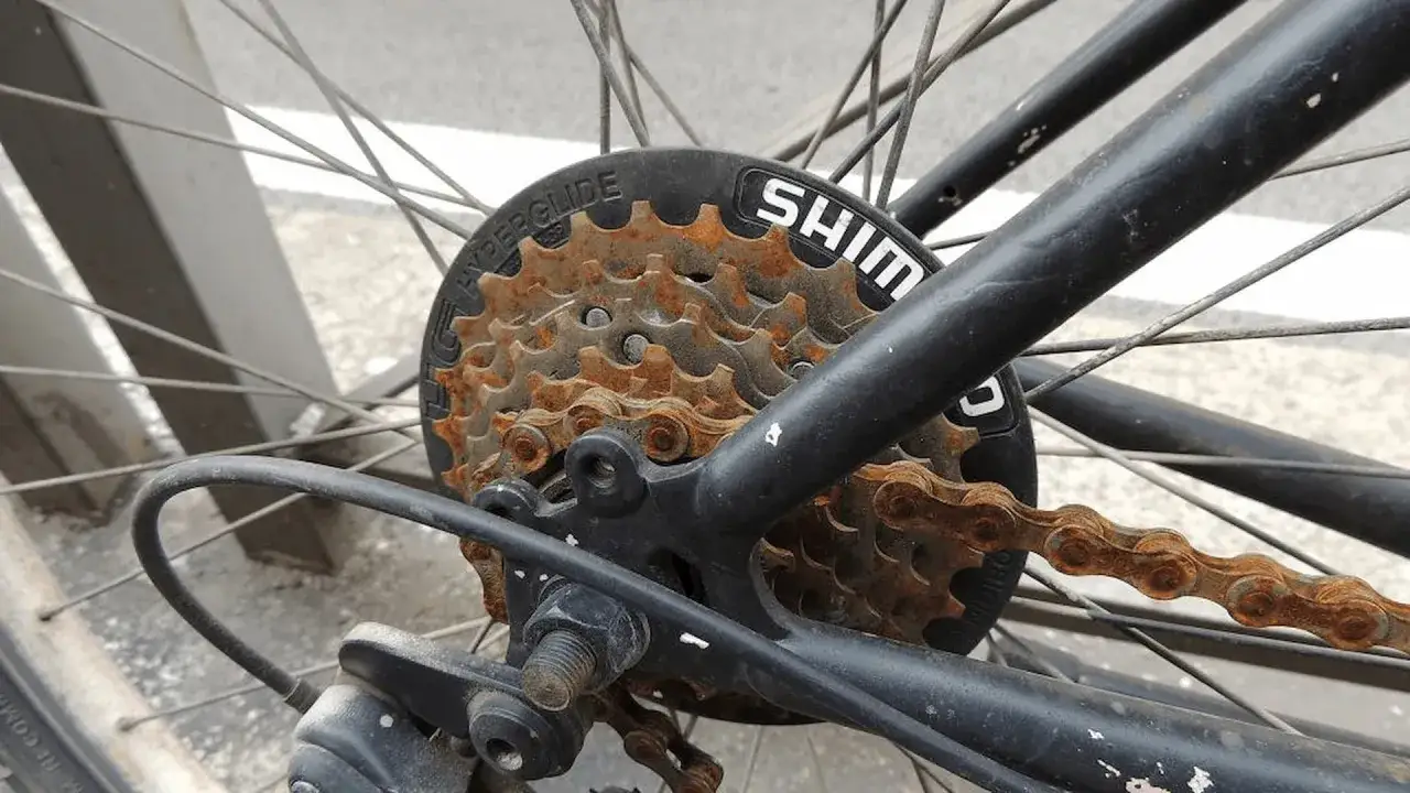Zardzewiały rowerowy napęd Shimano. Zobacz, jak usunąć rdzę z roweru, by znów działał płynnie.