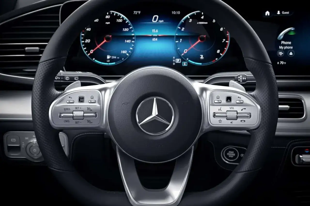 Kierownica Mercedes GLE 350 z cyfrowymi zegarami i ekranem multimedialnym.