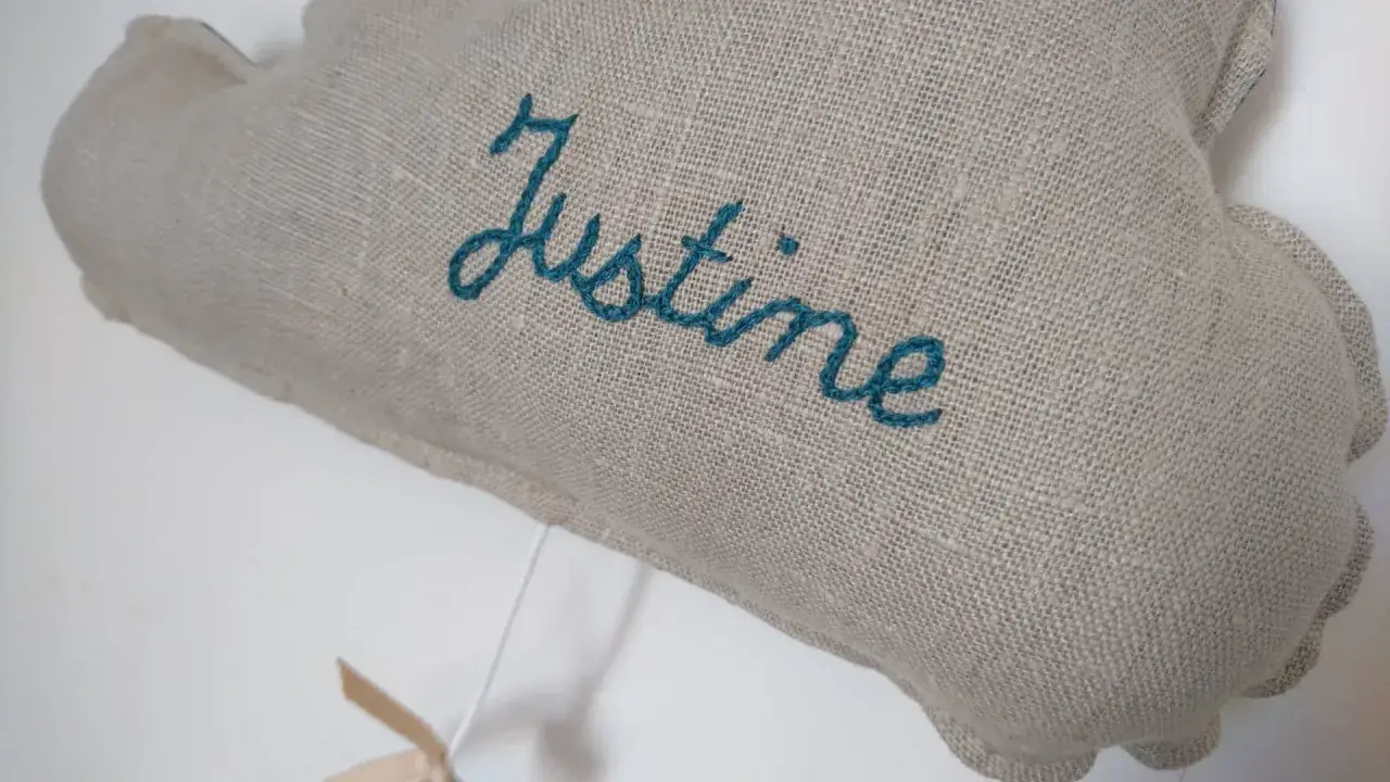 Coussin en lin naturel avec le pr&eacute;nom 