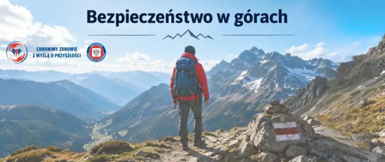 Turysta z plecakiem na tle górskich szczytów. Napis