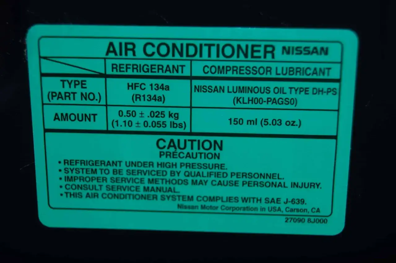 Naklejka Nissan podaje ilość czynnika klimatyzacji: 0.50 ±.025 kg (1.10 ± 0.055 lbs) oraz olej 150 ml.