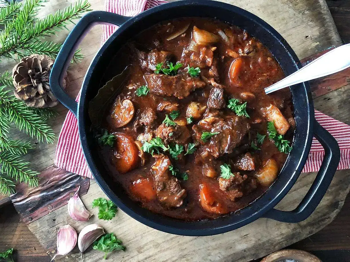 En mustig boeuf bourguignon gryta med m&ouml;ra k&ouml;ttbitar, mor&ouml;tter och svamp. Perfekt recept f&ouml;r en mysig middag.