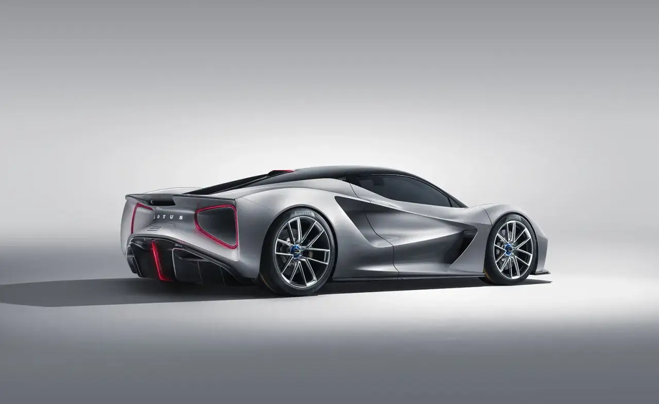 Srebrny Lotus Evija z czerwonymi akcentami świetlnymi z tyłu, prezentujący futurystyczny design i aerodynamiczne linie.