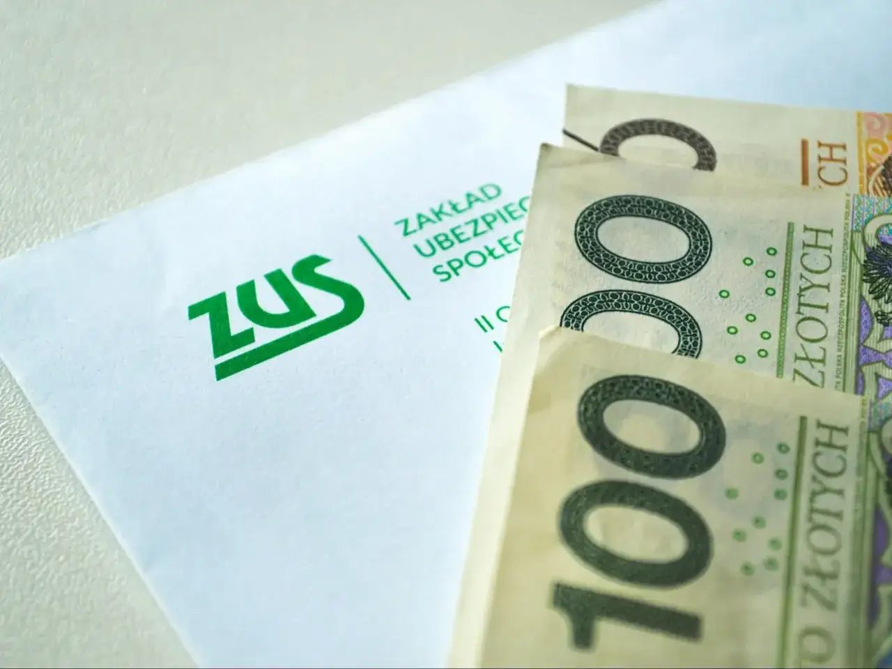 ZUS i banknoty 100 zł. Czy to zapowiedź zmian w wieku emerytalnym mężczyzn?