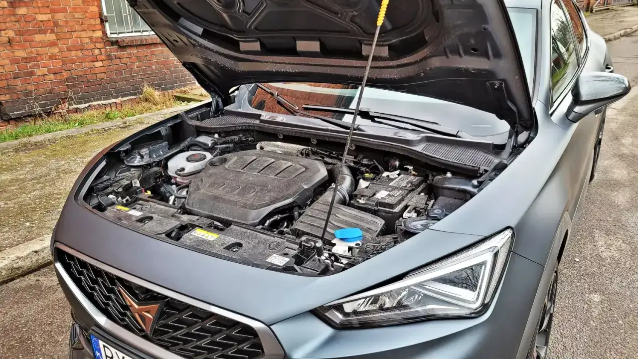 Silnik Cupra Formentor, z otwartą maską. Wiele osób szuka opinii o tym modelu, a ten widok pokazuje jego serce.