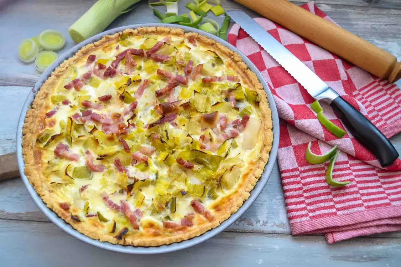 Herzhafte Quiche mit Lauch und Speck, perfekt f&uuml;r ein k&ouml;stliches Mittagessen.