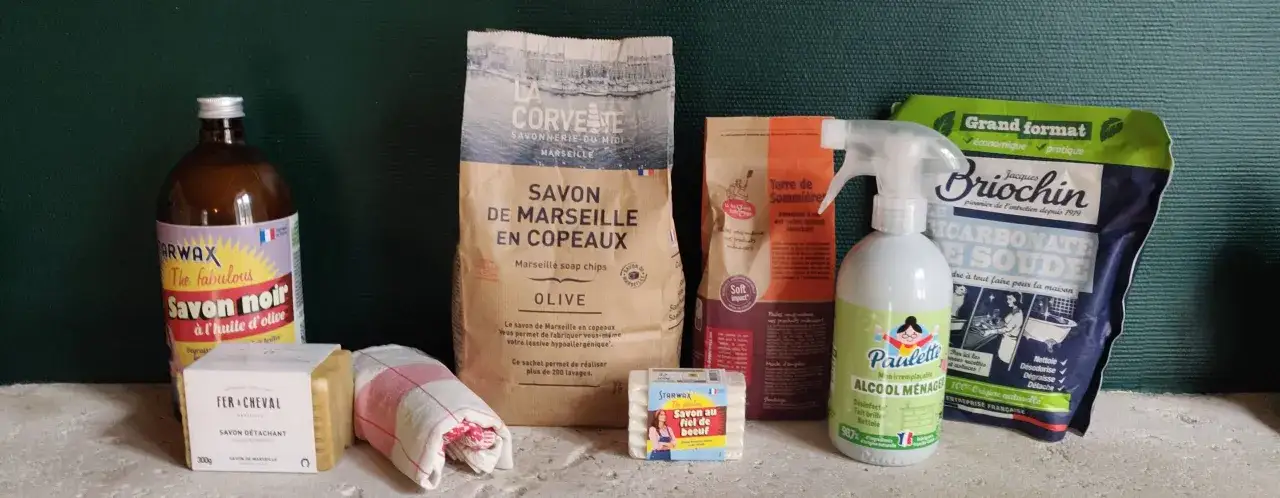Produits m&eacute;nagers pour enlever une tache d'huile sur un v&ecirc;tement : savon noir, savon de Marseille, terre de Sommi&egrave;res, bicarbonate de soude.