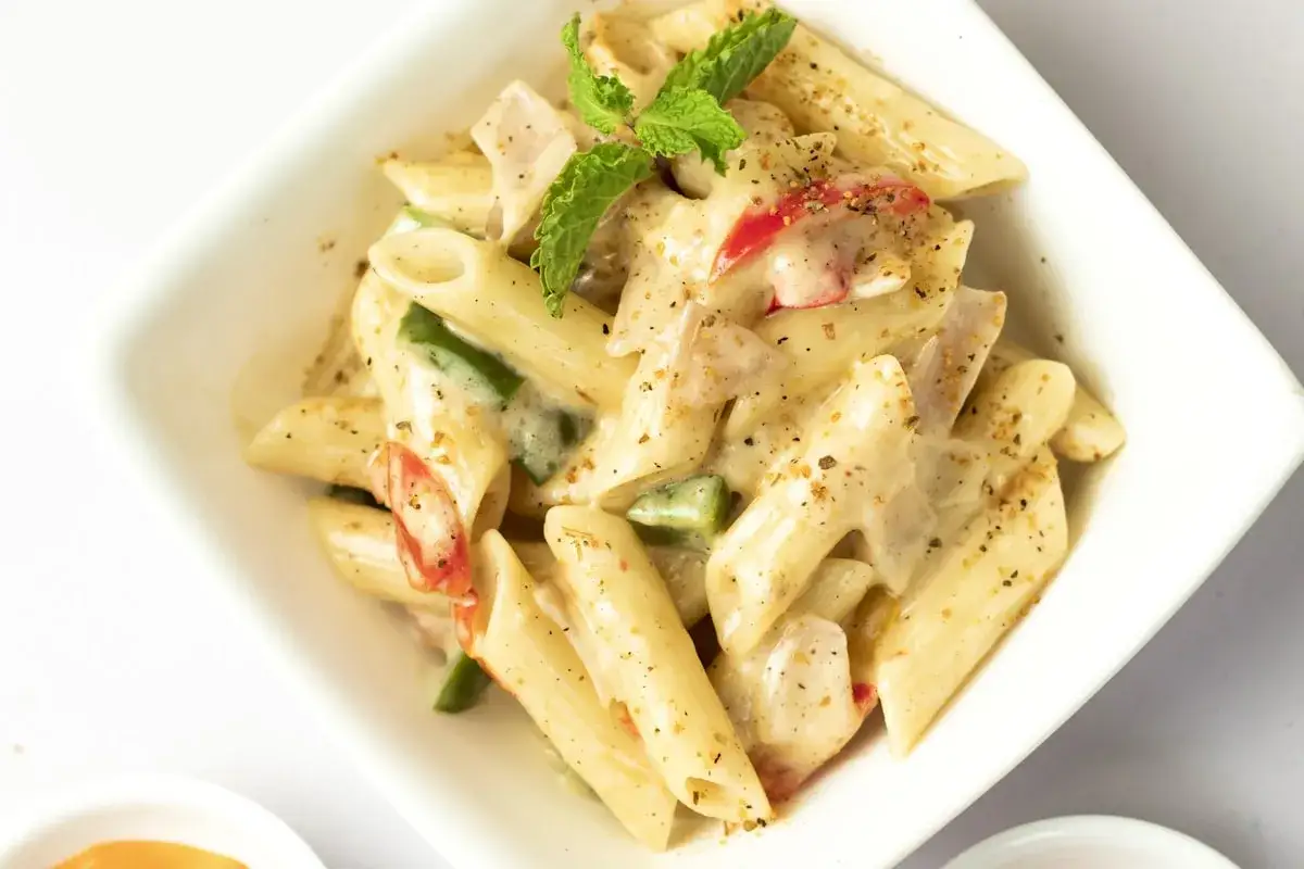Penne z kurczakiem w kremowym sosie, z papryką i miętą. Pyszne danie, które zachwyci każdego smakosza.