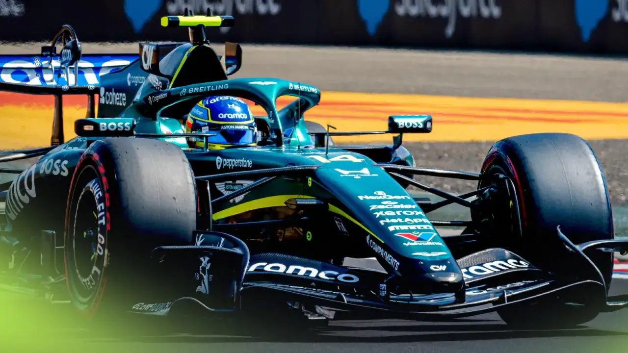 Coche Aston Martin de F1 en pista. Las últimas f1 noticias sobre el equipo Aston Martin son emocionantes.