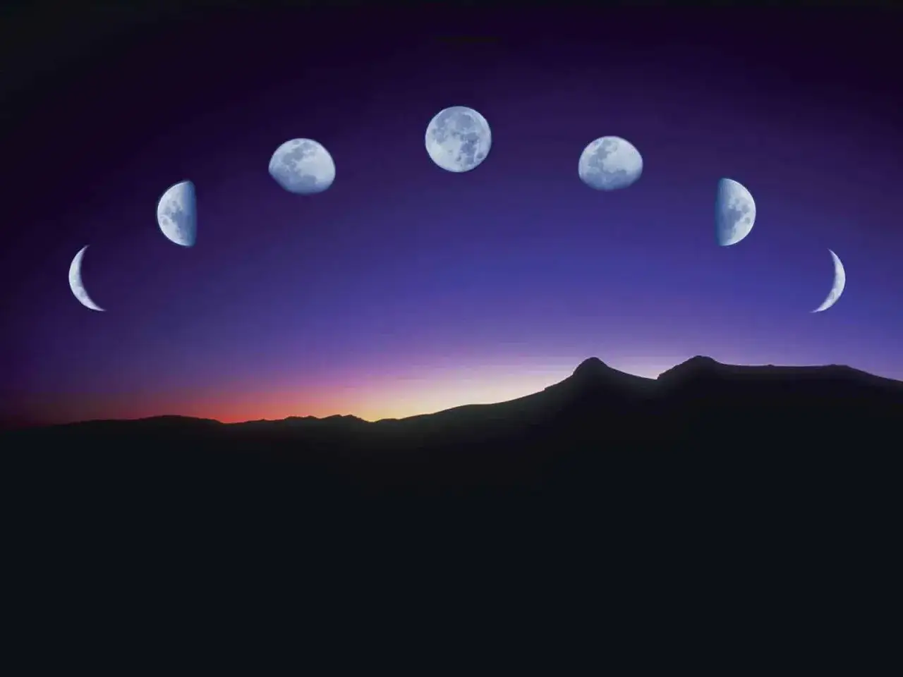 Le fasi della luna di luglio si susseguono nel cielo crepuscolare sopra montagne silenziose.