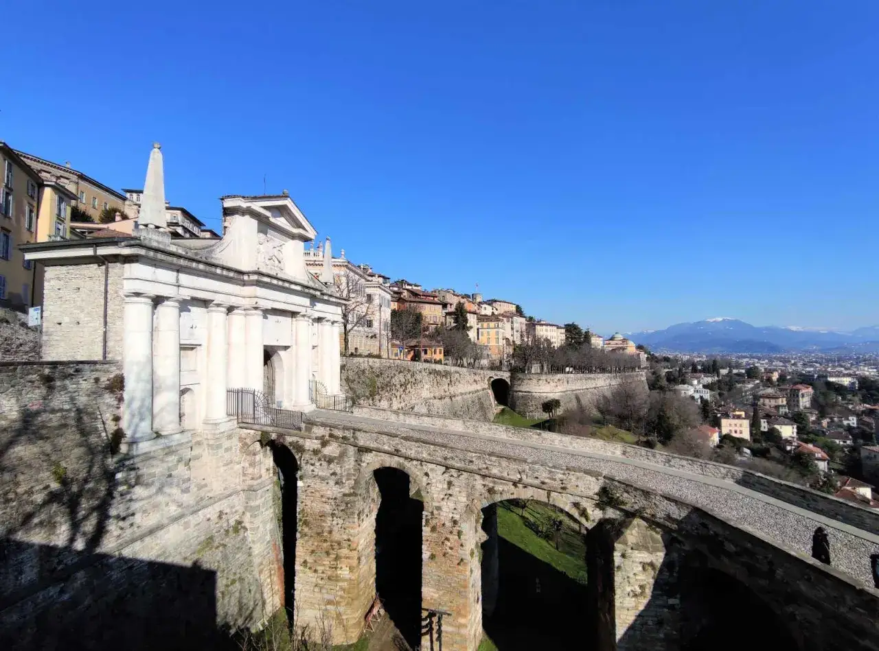 Porta San Giacomo e il ponte levatoio, un'idea per cosa fare in Bergamo per un giorno, con la citt&agrave; alta sullo sfondo.