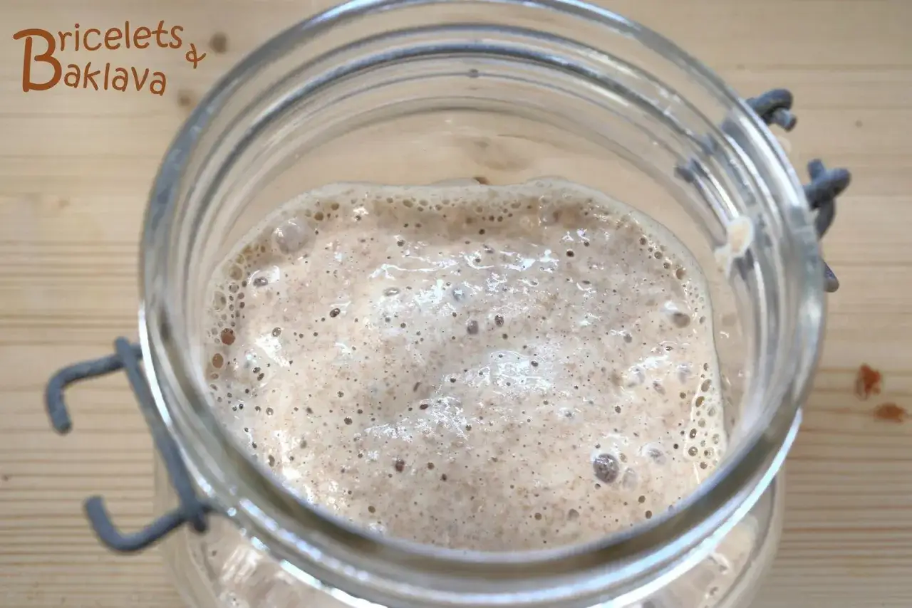 Un levain actif et p&eacute;tillant dans un bocal, pr&ecirc;t &agrave; &ecirc;tre utilis&eacute; pour entretenir son levain.