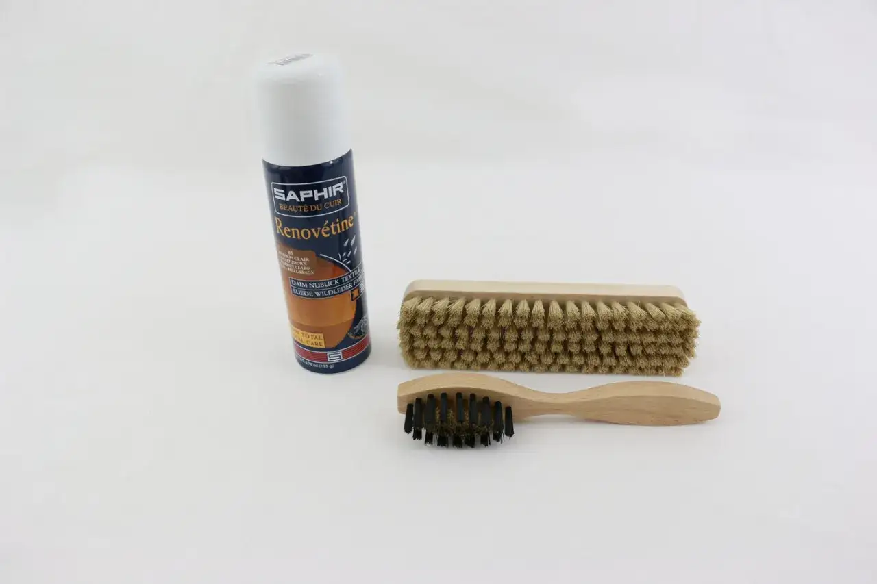 Produits Saphir pour l'entretien des chaussures : spray Renovétine et deux brosses, une grande et une petite, pour le nettoyage et le brossage de la tige chaussure.
