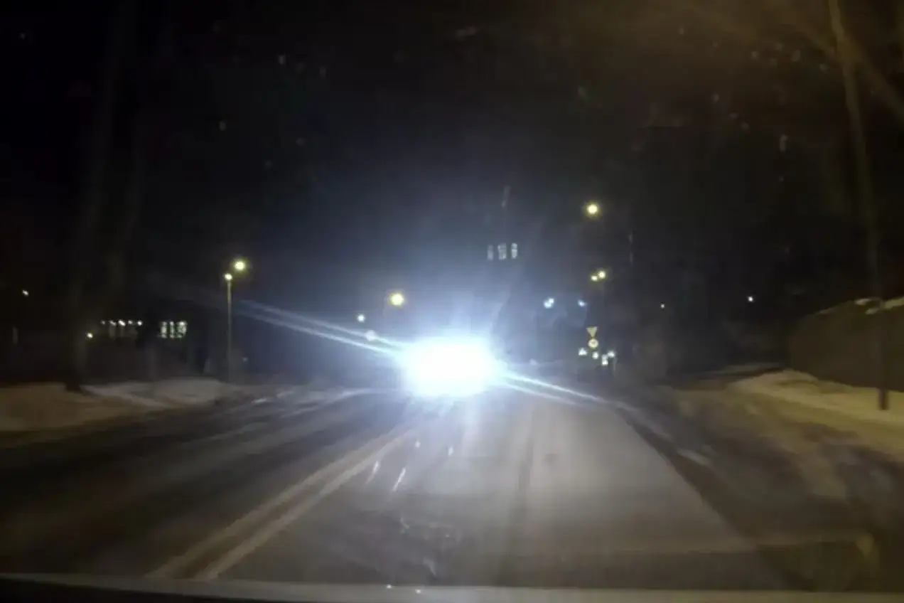 Jasna oślepiająca łuna na drodze nocą. To tak, jakby ktoś włączył światła długie to inaczej, oślepiając wszystkich dookoła.