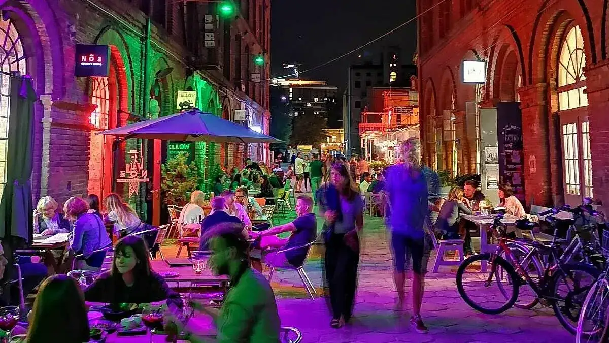 Ulica Piotrkowska Ł&oacute;dź gastronomia wieczorem