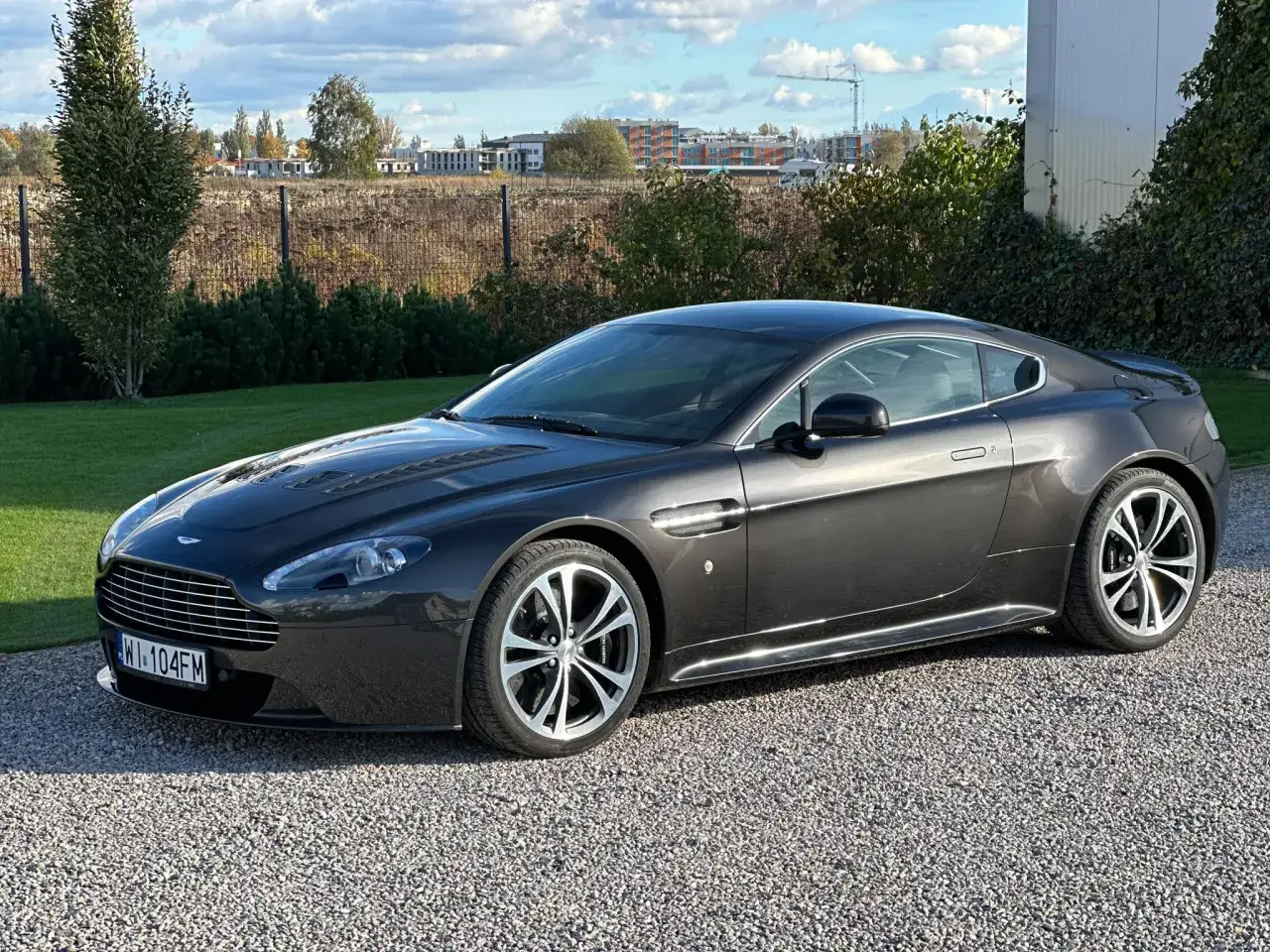 Używany Aston Martin, rynek wt&oacute;rny samochody luksusowe