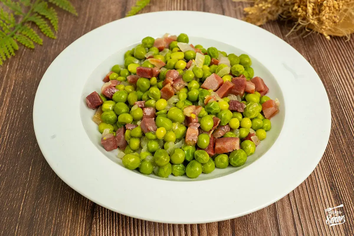Guisantes con jamón, un plato sencillo y delicioso. Los guisantes tiernos se mezclan con trocitos de jamón salado, creando un bocado lleno de sabor.