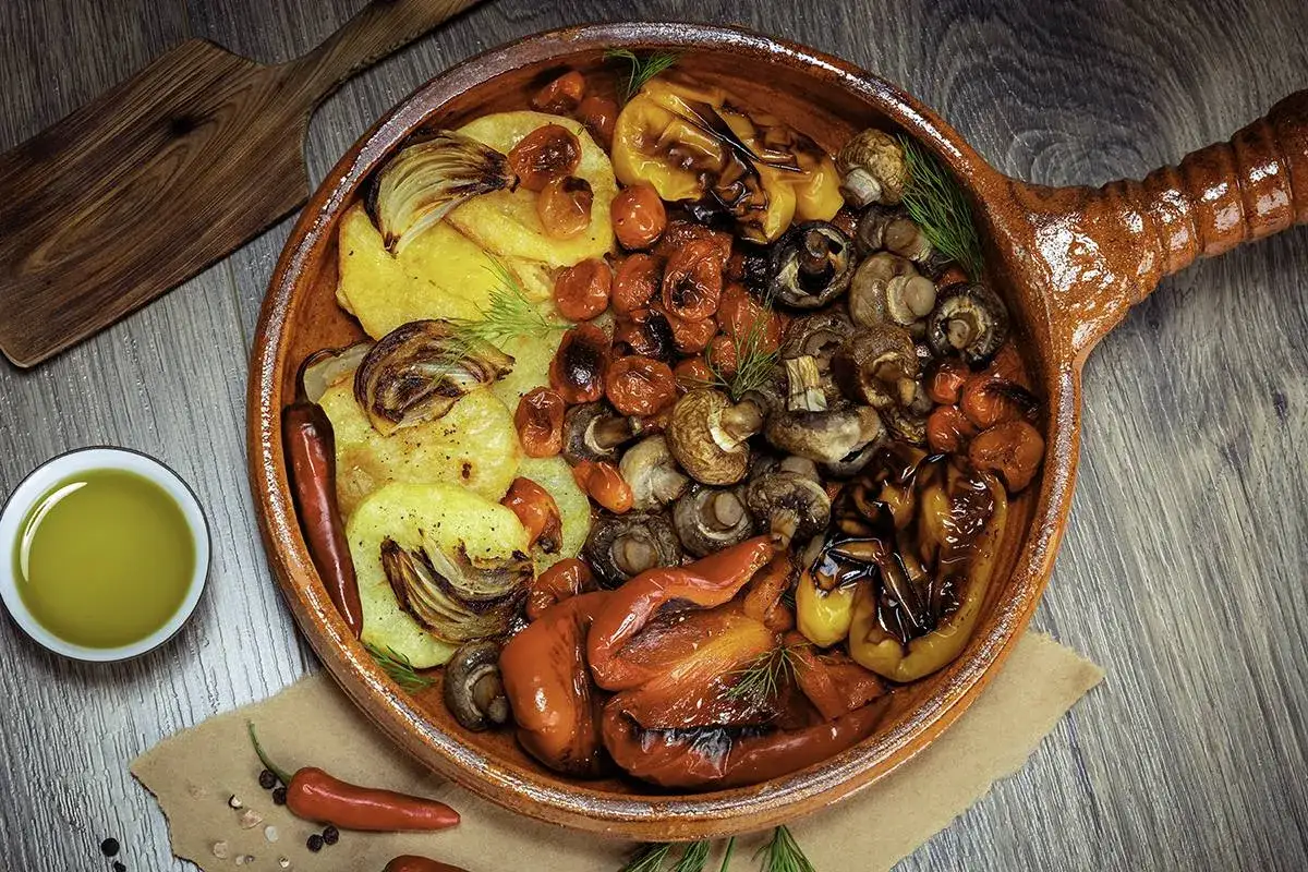 Deliciosas recetas con champiñones, patatas, pimientos y tomates asados en cazuela de barro.