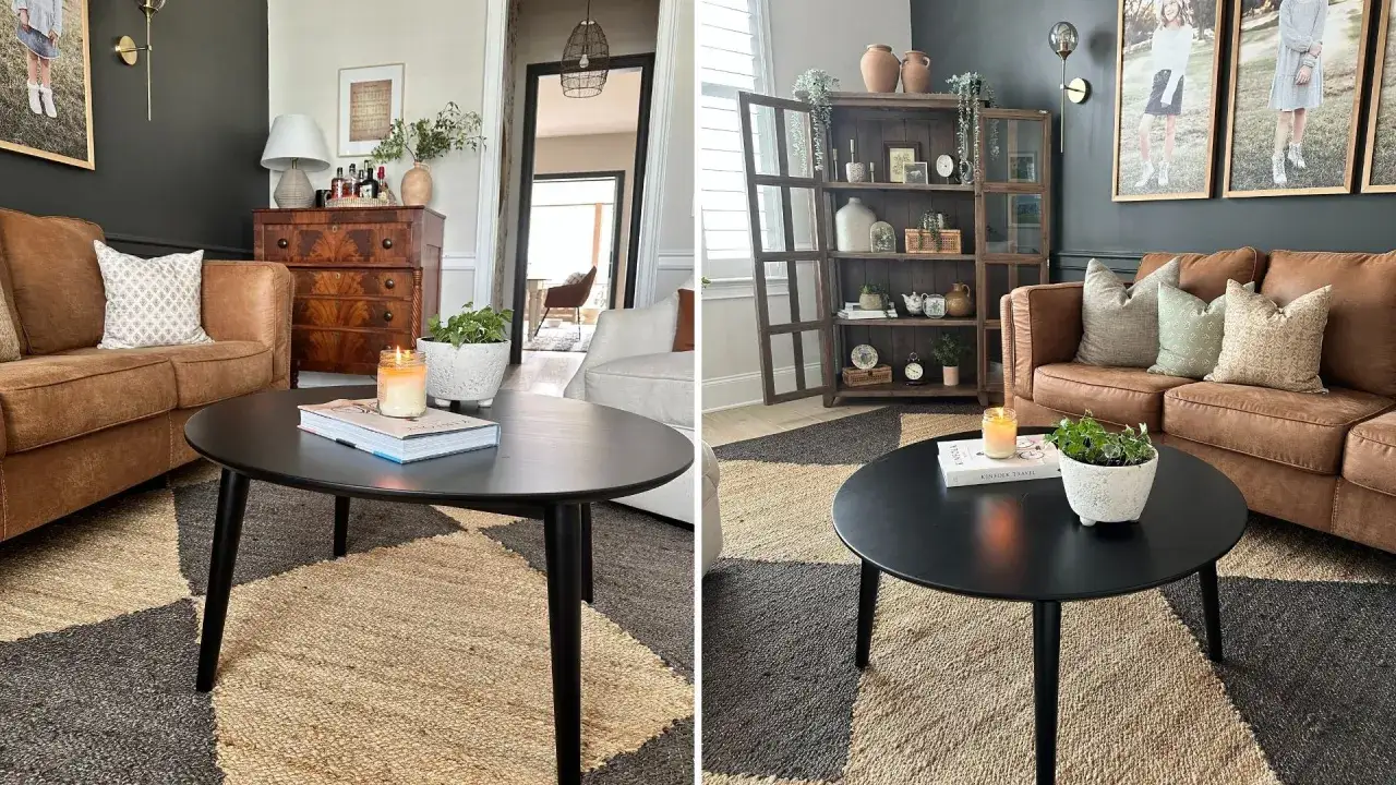 Table basse ronde noire, orn&eacute;e d'une bougie allum&eacute;e et d'un livre, sur un tapis g&eacute;om&eacute;trique. Un canap&eacute; en cuir marron et une commode ancienne compl&egrave;tent le d&eacute;cor.