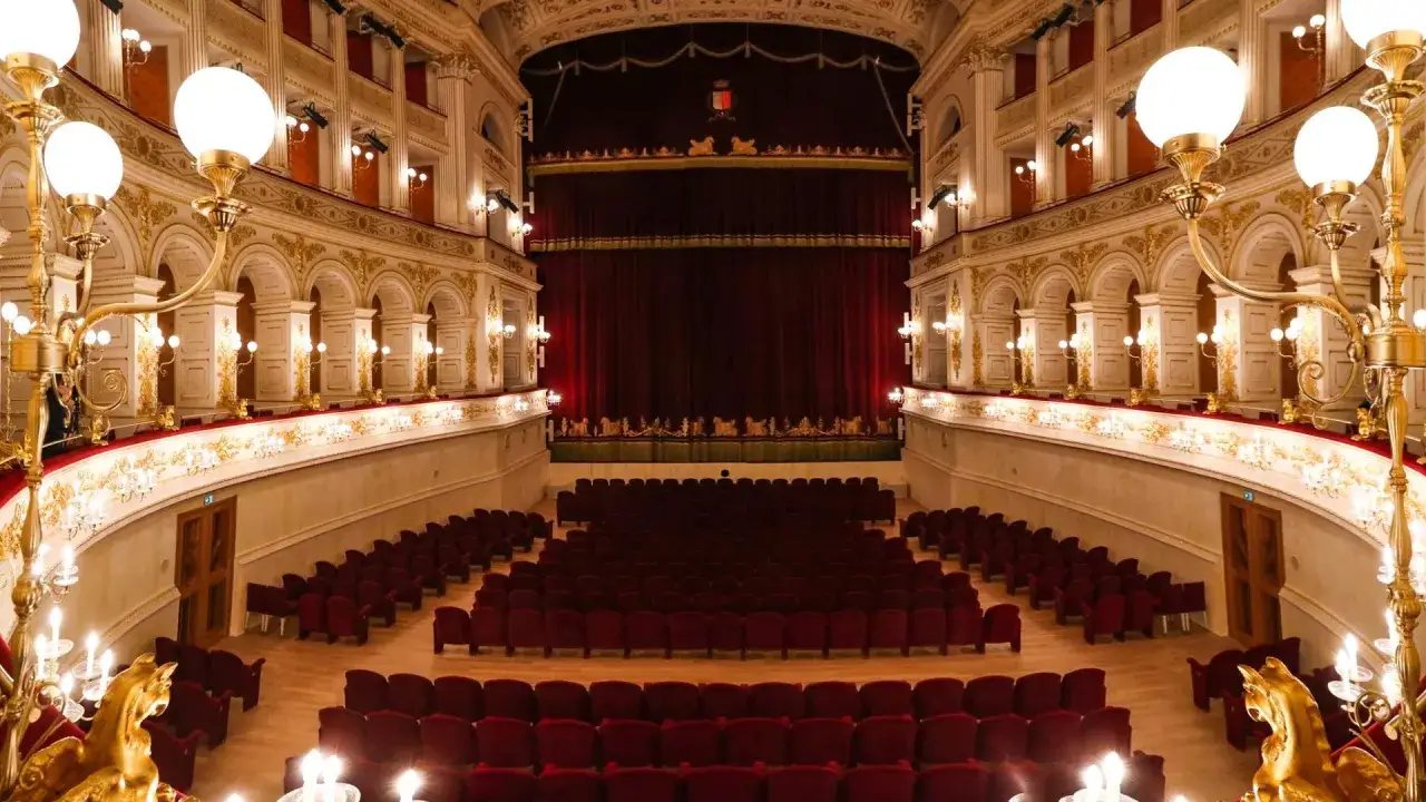 Interno del Teatro Amintore Galli, con poltrone rosse e palchi dorati. Scopri i prossimi eventi!