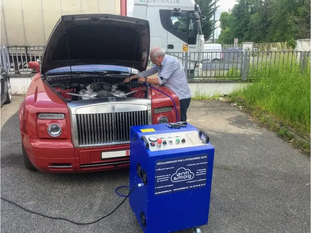 station de d&eacute;calaminage hydrog&egrave;ne en action sur une voiture