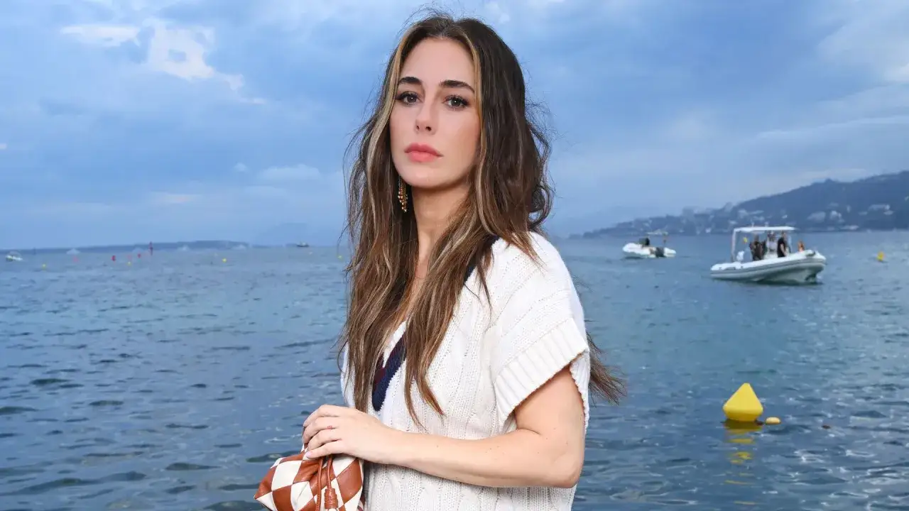 Blanca Su&aacute;rez, con su melena casta&ntilde;a y mechas rubias, posa con un jersey blanco de punto sobre el mar azul.