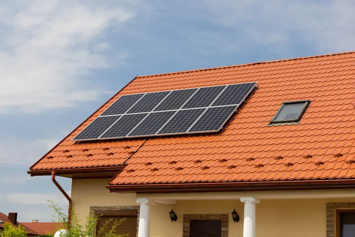 Panele fotowoltaiczne na dachu domu. Od września 2026 będą obowiązkowe na części budynków, by zwiększyć wykorzystanie energii odnawialnej.