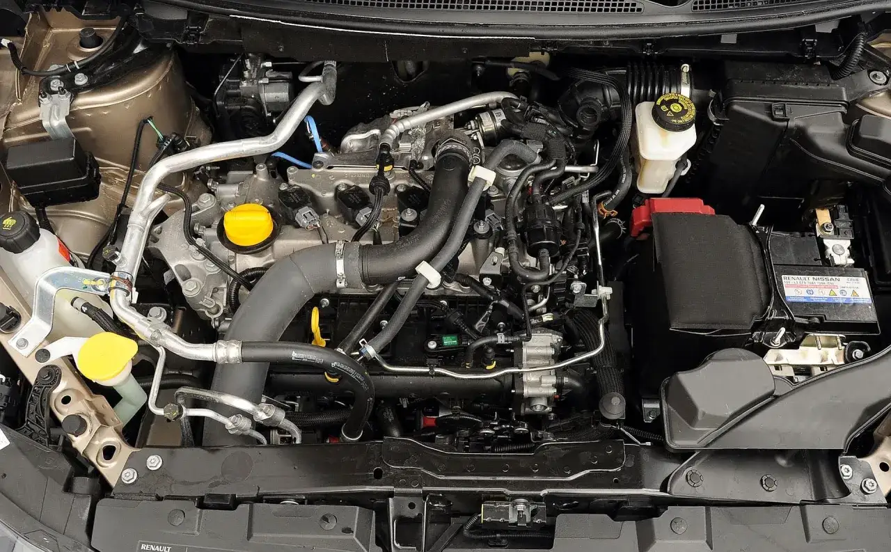 Silnik Renault Kadjar. Wiele przewodów i elementów, bateria. Dobre renault kadjar opinie to podstawa.