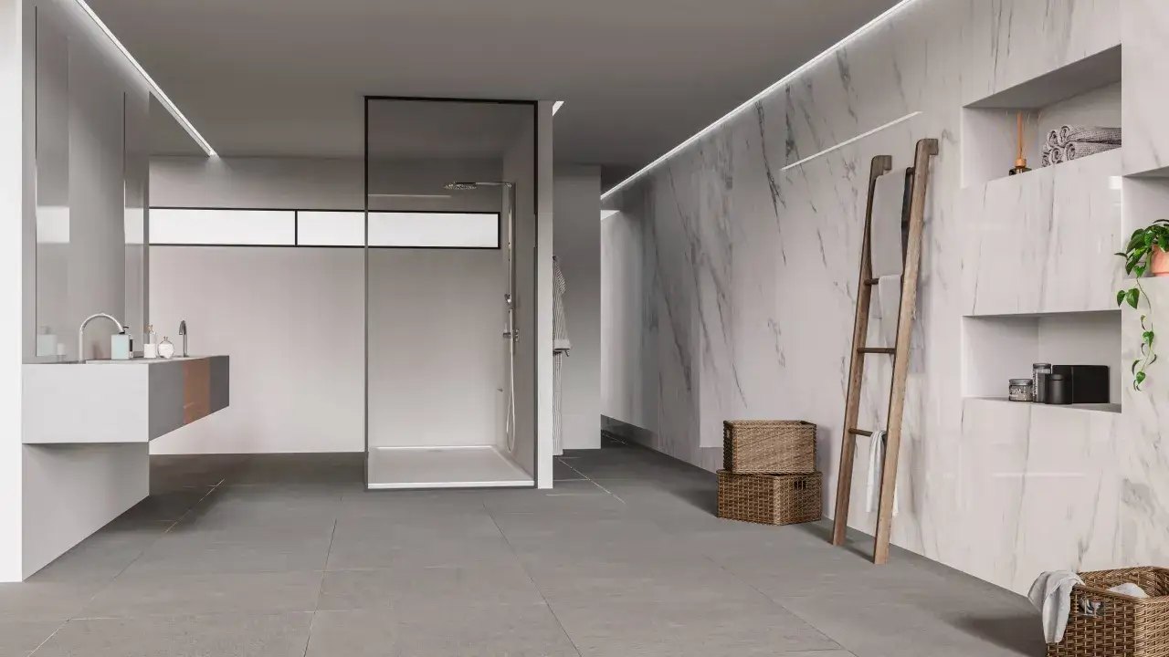 Salle de bain moderne avec douche vitrée, lavabo suspendu et un élégant **mur intérieur** en marbre.