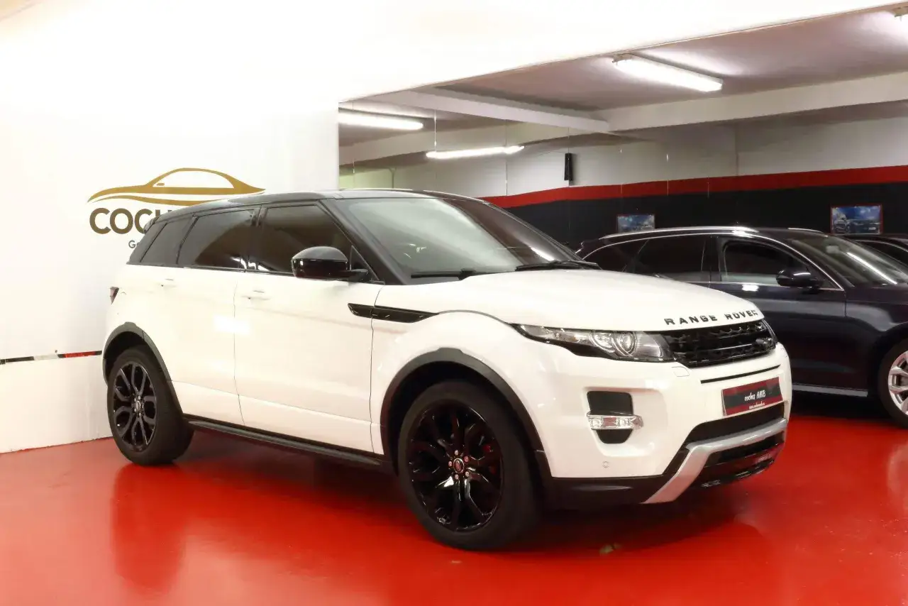 Range Rover Evoque 2.2 190 CV: opiniones sobre este elegante SUV blanco con llantas negras, ideal para la ciudad y la aventura.
