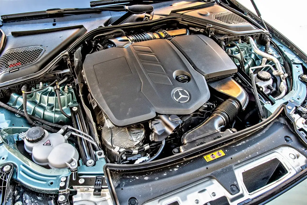 Silnik diesla Mercedes E220d z widocznym logo marki.