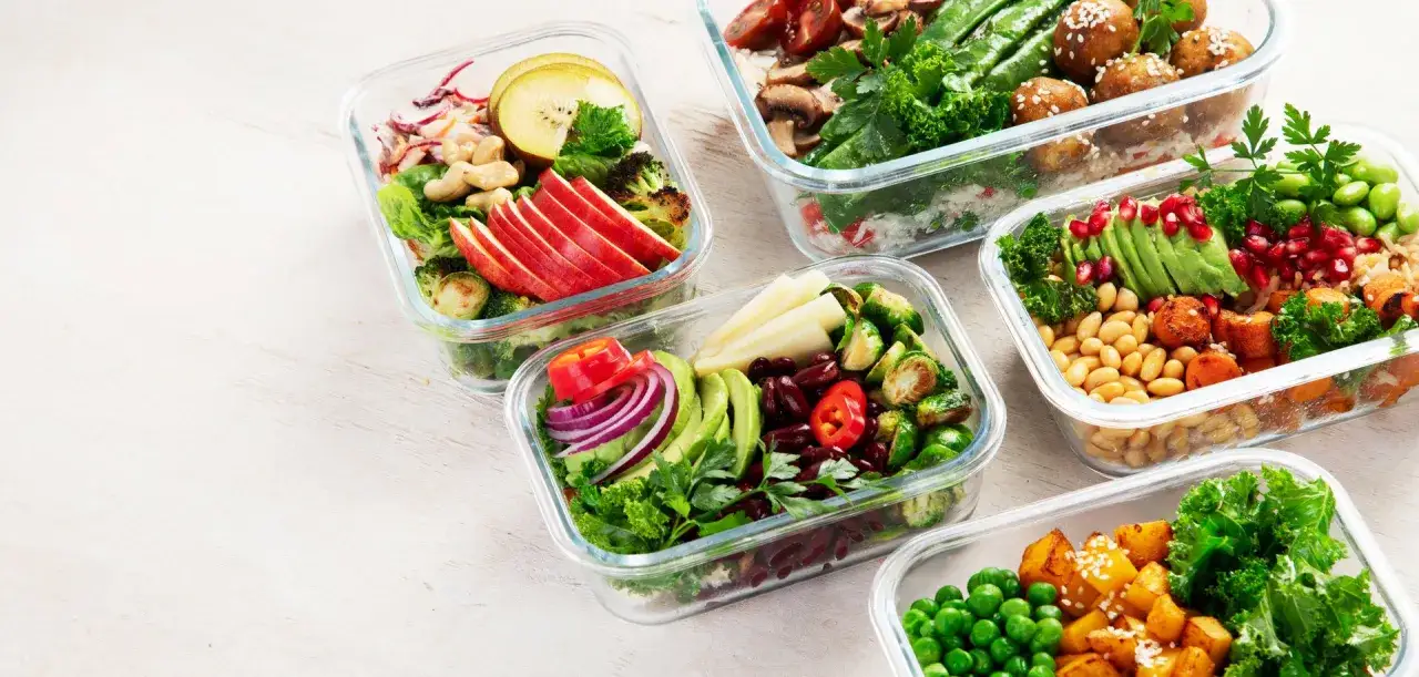 Vorbereitete Mahlzeiten in Glasbeh&auml;ltern: Salate mit Obst, Gem&uuml;se, Bohnen und Fleischb&auml;llchen. Perfekt f&uuml;r Meal Prep!