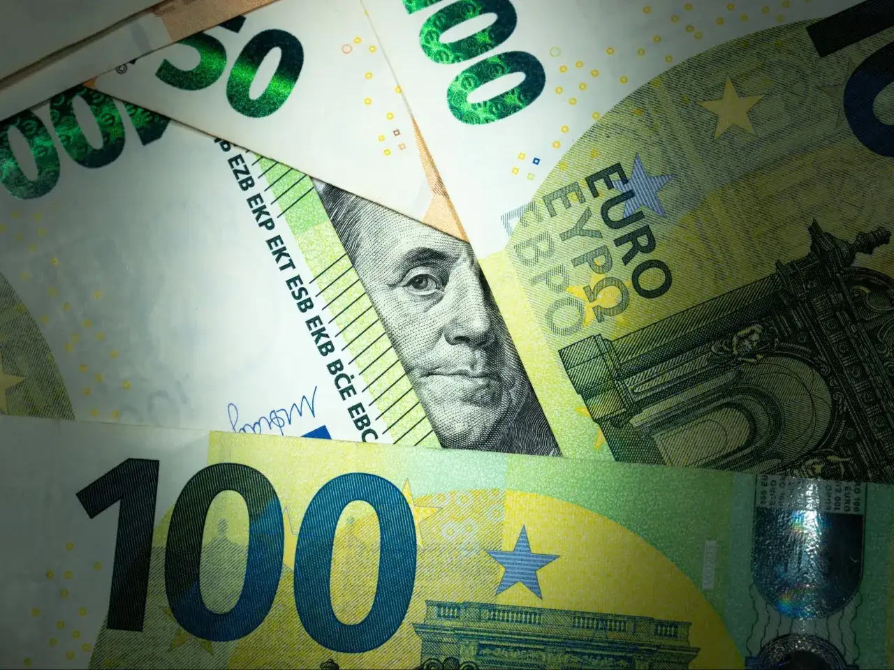 Uszkodzony banknot euro? Sprawdź, gdzie wymienić go na nowy. Na zdjęciu banknoty 100 euro.