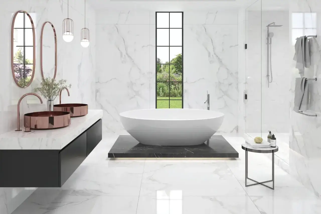 Elegantes combinaciones de azulejos para ba&ntilde;os, con m&aacute;rmol blanco y detalles en cobre.