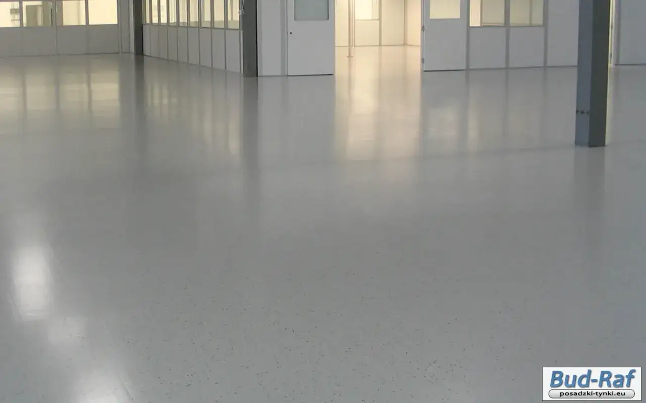 Jasna, gładka posadzka z widocznymi drobnymi wtrąceniami. Idealny wybór, jeśli zastanawiasz się, jaki beton na posadzkę wybrać do nowoczesnych wnętrz.
