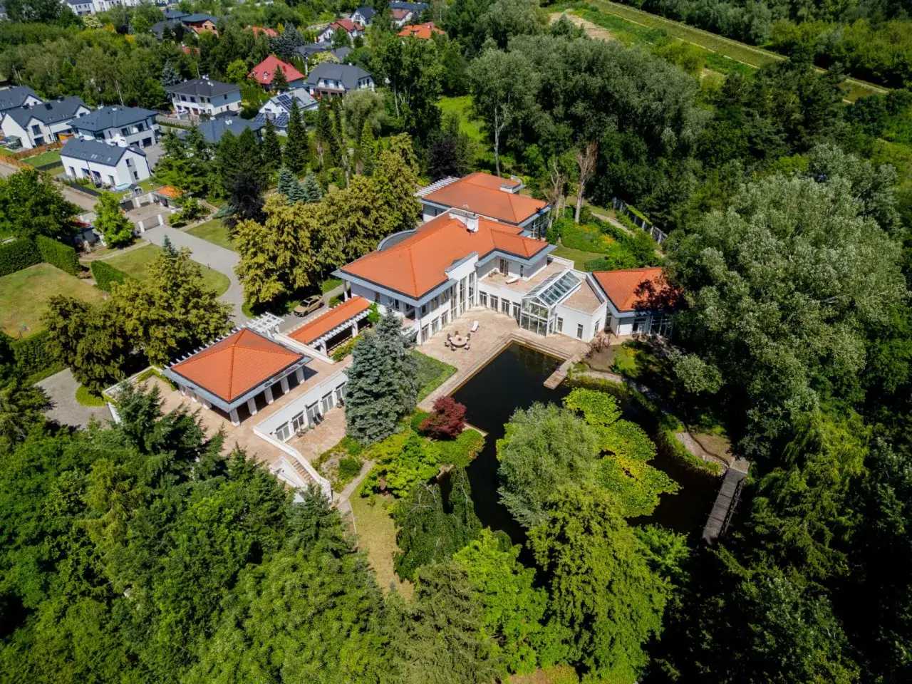 Luksusowa willa z basenem i ogrodem. Prywatne ośrodki odwykowe ceny mogą być wysokie, ale oferują spokój i prywatność.
