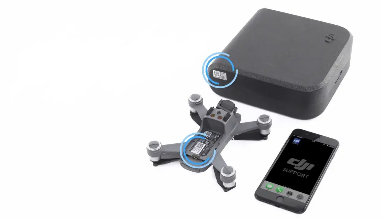 DJI Spark Drohne, Ladebox und Smartphone mit der DJI SUPPORT App.