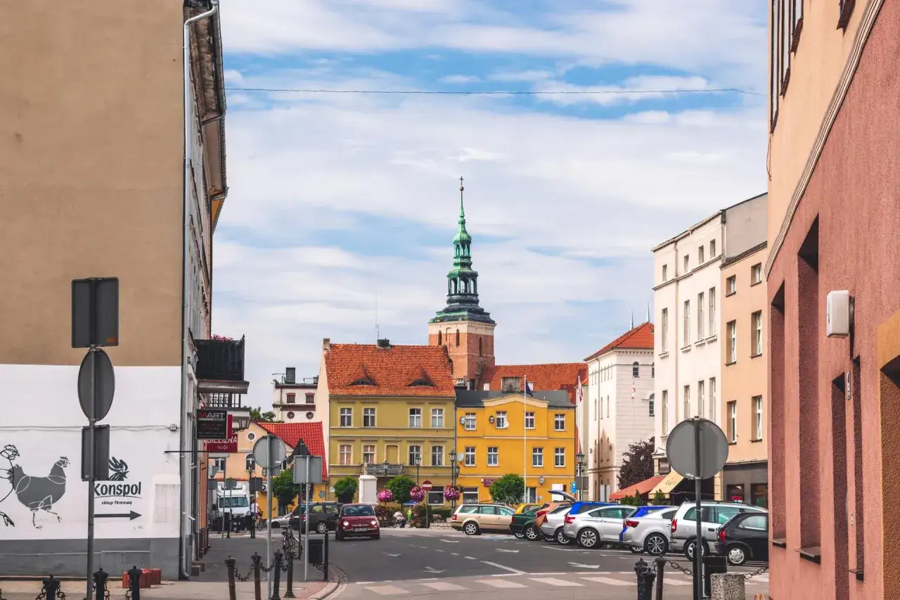 Kolorowe kamienice i wieża kościelna tworzą urokliwy widok na śrem atrakcje.