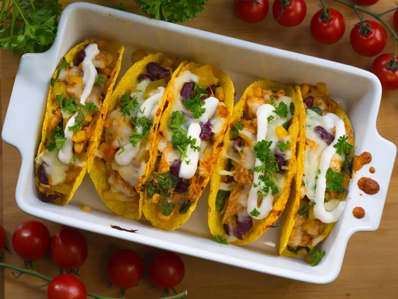 Pyszne, domowe taco z kurczakiem, fasolą i serem. Idealne, gdy zastanawiasz się, jak zrobić taco.