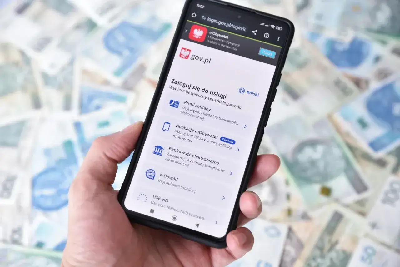 Smartfon wyświetla stronę logowania do usług gov.pl. Widoczna jest opcja 