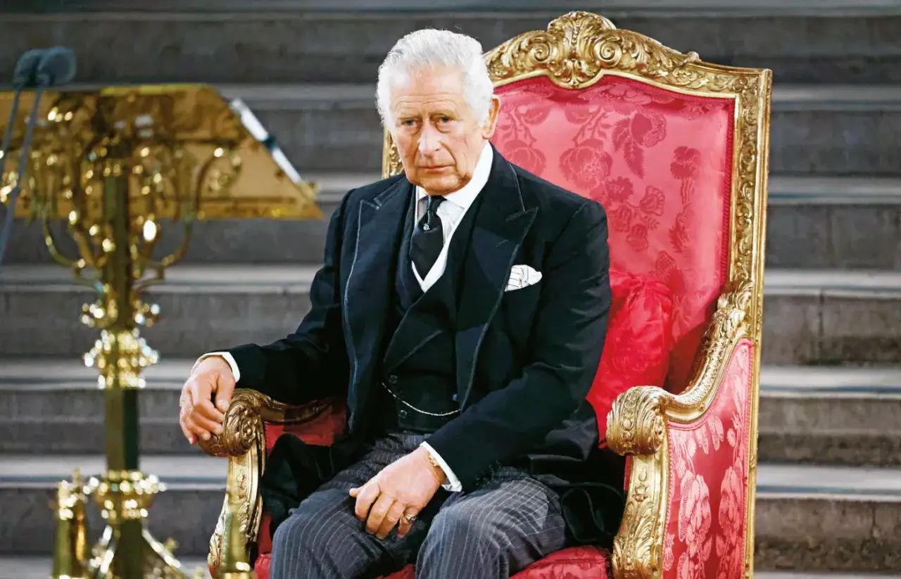 Król Karol siedzi na złotym tronie. Ile lat ma król Karol? Wiek króla Karola to 75 lat.