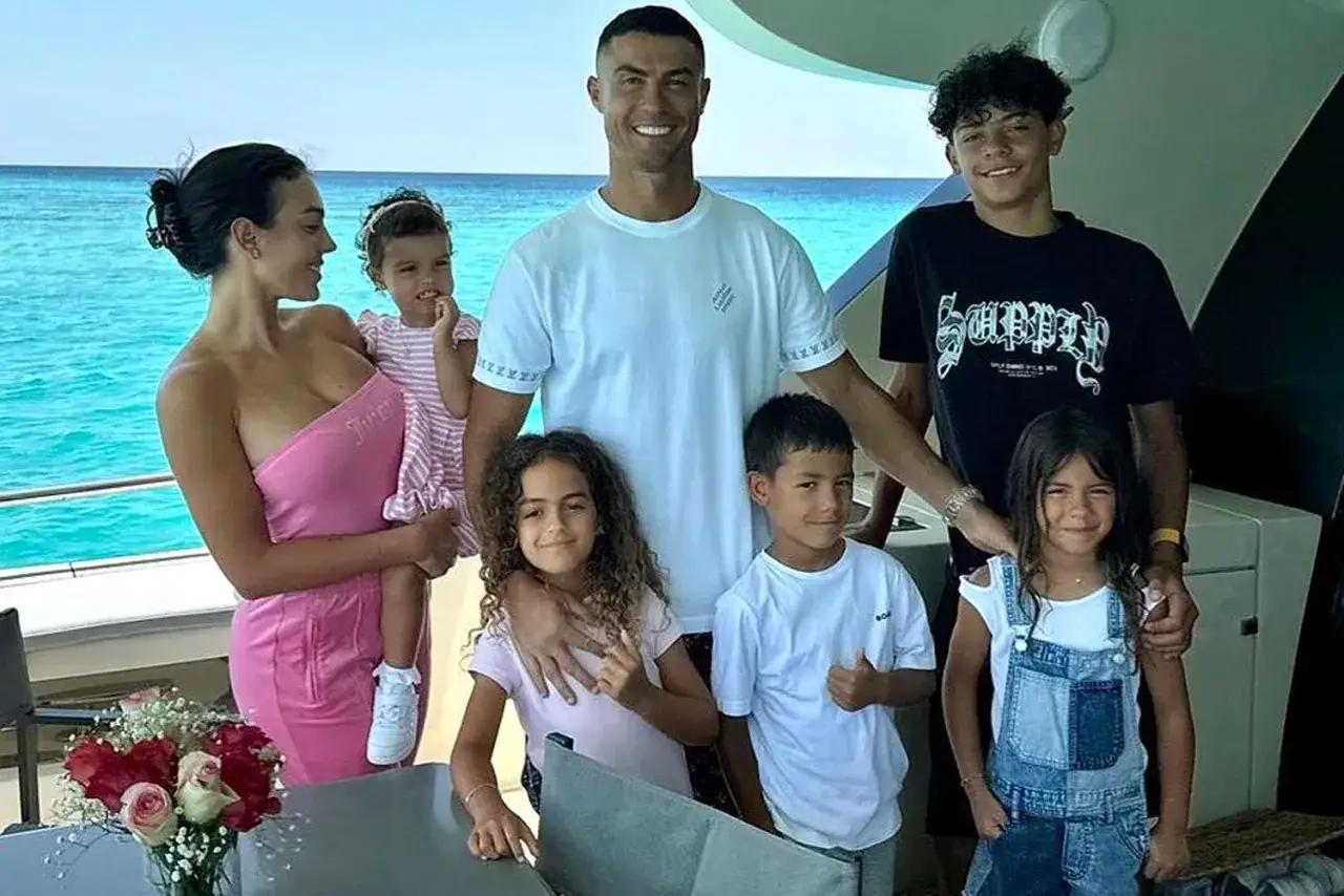Georgina Rodriguez z dzieckiem na jachcie. Uśmiechnięta rodzina cieszy się słońcem i morzem.